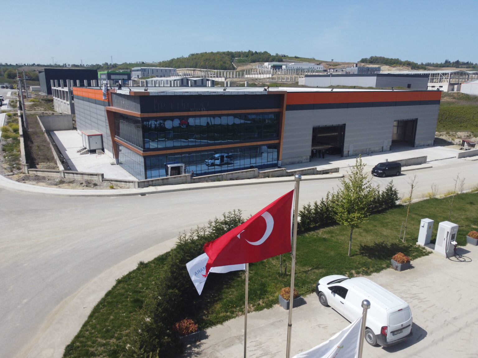 Tamamlanmış sanayi tesisi, havadan görünüm: idari blok ve üretim holü.