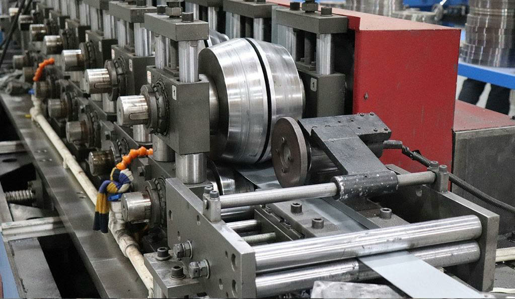 Gürtes roll form hattı: merdaneler arasından geçerek bükülen sac şerit.